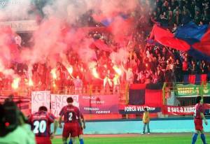 Calcio albanese che passione! Raineri allena il Vllaznia, una delle squadre più seguite del Paese. I tifosi rossazzurri riversano su Raineri tutto il loro calore. Lo fermano per strada e lo chiamano "professore", l'appellativo con cui in Albania si chiama familiarmente l'allenatore.